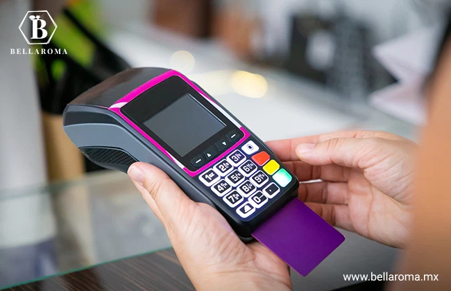 Persona sosteniendo un terminal o POS