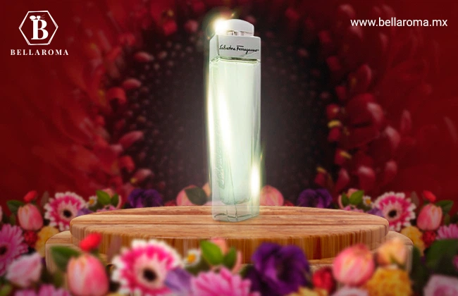 Perfume de Salvatore Ferragamo sobre una mesa