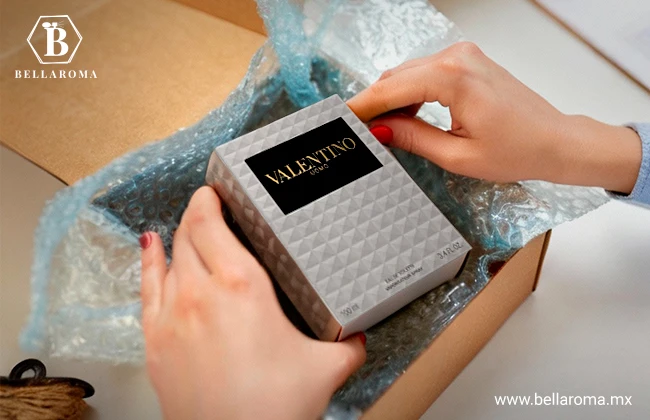 Persona embalando un perfume