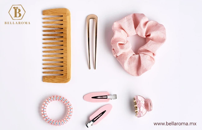 Accesorios para el cabello como peine, scrunchie y pinzas