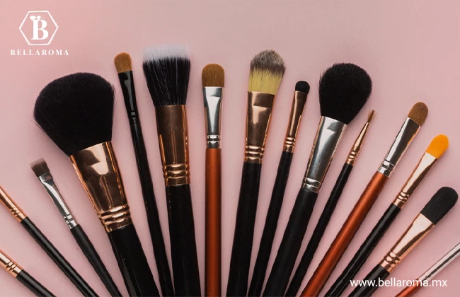 Brochas de maquillaje para aplicar base, rubor y sombras