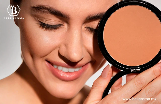 Modelo mostrando un bronceador facial para revender