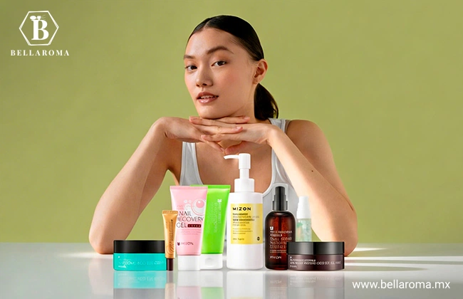Mujer posando con cosméticos coreanos para el cuidado de la piel