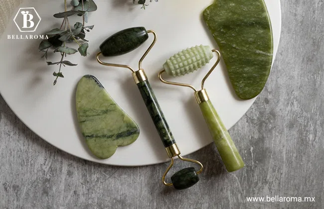 Herramientas de masaje facial como rodillo y gua sha