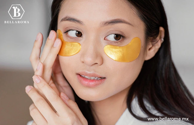 Rostro femenino con parches para ojos para hidratar y revitalizar la mirada
