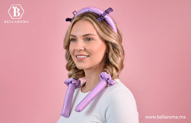 Mujer utilizando un rizador sin calor para peinar el cabello de forma práctica