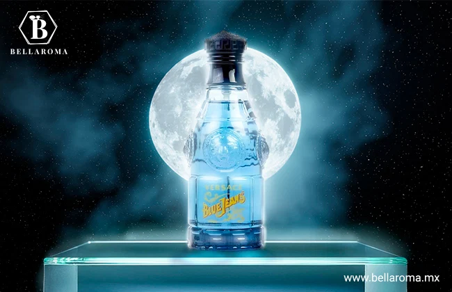 Frasco azul de Blue Jeans de Versace sobre una base de cristal iluminada, con fondo nocturno de luna llena.