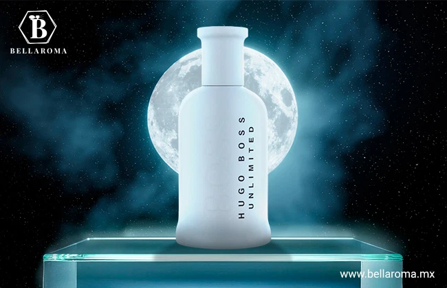 Frasco blanco de Boss Bottled Unlimited de Hugo Boss frente a una luna llena, sobre una base de cristal con iluminación azul.