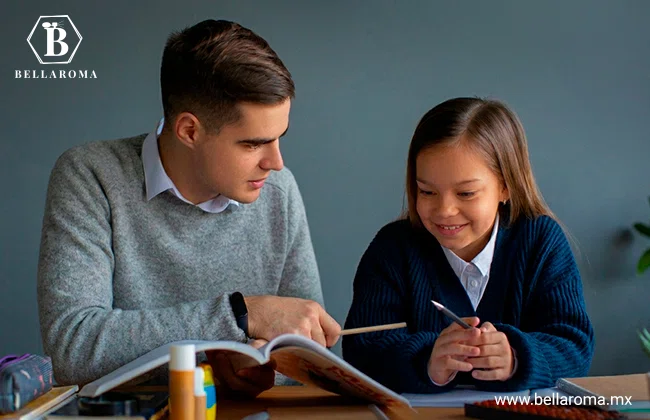 Joven ayudando con las tareas a una niña