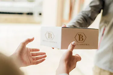 Envíos a todo el país Entregando pedido a distribuidor de perfumes originales.