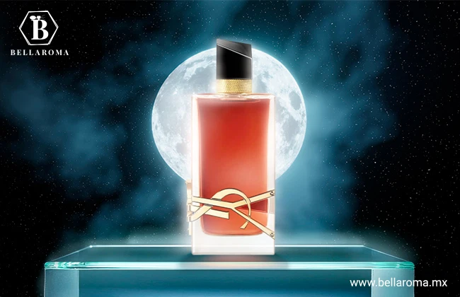 Perfume para la noche Libre de Yves Saint Laurent en frasco rectangular rosa con detalles dorados, presentado sobre una base de cristal iluminada.