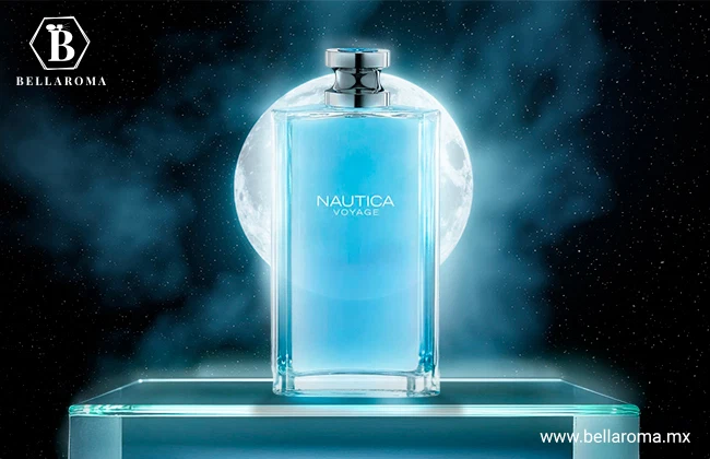 Frasco rectangular azul de Nautica Voyage de Nautica sobre una base de cristal, con fondo oscuro y luna llena.