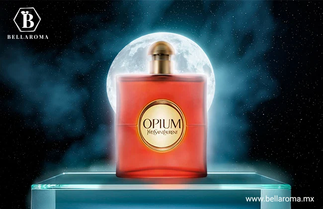 Frasco rojo de Opium de Yves Saint Laurent con etiqueta dorada circular, colocado frente a una luna llena con fondo oscuro.