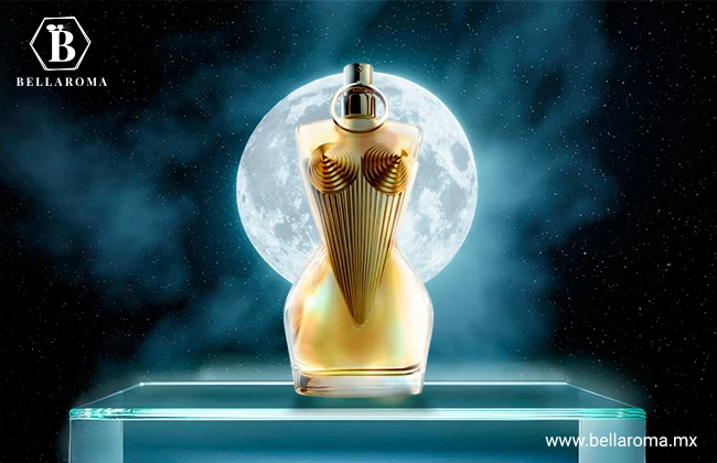 Perfume de noche para mujer Divine de Jean Paul Gaultier en frasco dorado con forma de cuerpo femenino, ideal para una fragancia elegante.