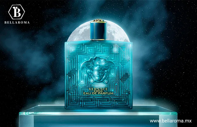 Perfume para la noche de hombre, Versace Eros en frasco azul turquesa con detalles en relieve, colocado sobre una base de cristal frente a una luna llena.