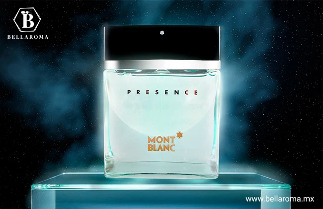 Frasco transparente de Presence de Mont Blanc con tapa negra, colocado sobre una base de cristal con iluminación azul y fondo nocturno.