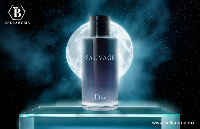 Frasco negro degradado de Sauvage de Dior frente a una luna llena, sobre una base de cristal iluminada.