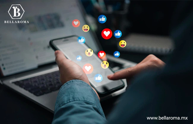 Teléfono celular en mano mostrando reacciones de redes sociales