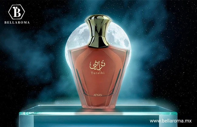 Frasco café de Turathi Brown de Afnan con tapa dorada, colocado frente a una luna llena sobre una base de cristal iluminada.