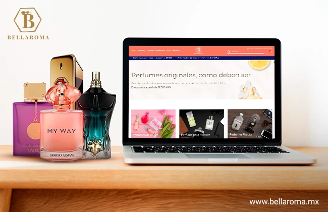 Perfumes y laptop sobre una mesa mostrando sitio web de perfumes