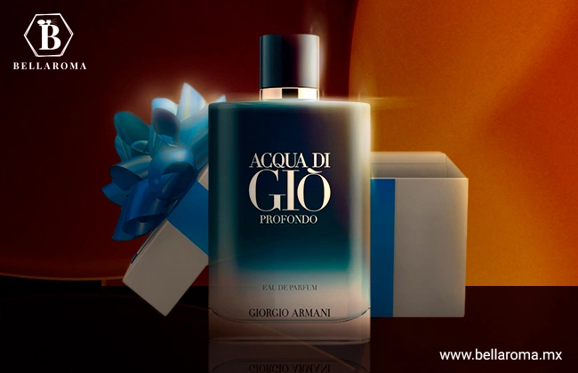 Perfume para regalar de hombre Acqua di Giò Profondo de Giorgio Armani, en frente de caja de regalo con adorno azul, sobre fondo oscuro y anaranjado.