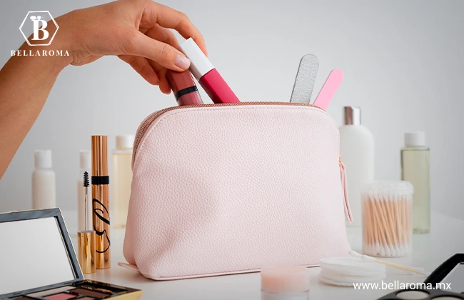 Neceser para cosméticos con maquillaje y productos de belleza organizados para viaje y uso diario.