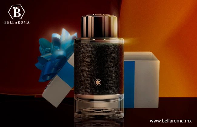 Perfume para regalar de hombre Explorer de Montblanc con caja de regalo atrás y sobre base negra y tonos anaranjados de fondo.