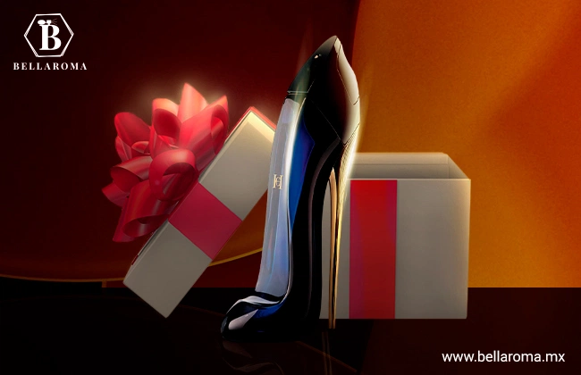 Perfume Good Girl en forma de zapatilla de Carolina Herrera, color azul oscuro, en frente de caja de regalo.