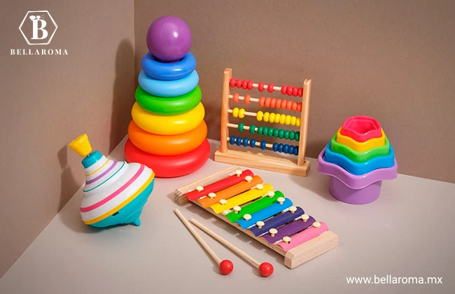 Juguetes didácticos e infantiles de madera y plástico de colores brillantes sobre un fondo neutro.