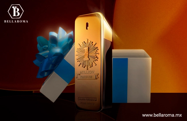 Frasco de perfume rectangular de color dorado y detalles en relieve One Million de Rabanne, en frente de una caja de regalo con moño azul.