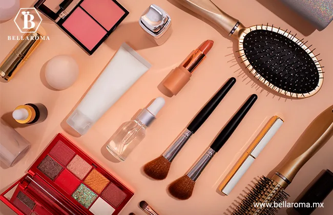 Productos cosméticos, maquillaje y herramientas de belleza organizados de forma diagonal sobre un fondo color beige.