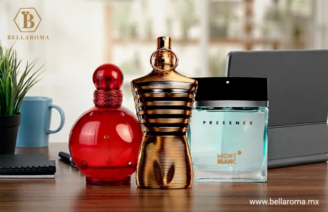 Tres frascos de perfumes originales que se pueden vender en el trabajo para ganar dinero extra, colocados sobre un escritorio de madera.