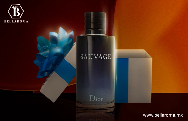 Perfume Sauvage de Dior de frasco color azul y negro oscuro, en frente de caja de regalo de adorno color azul.