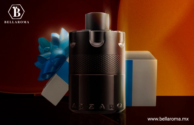 Frasco de perfume de Azzaro color negro, mostrado frente a caja de regalo con listón azul.